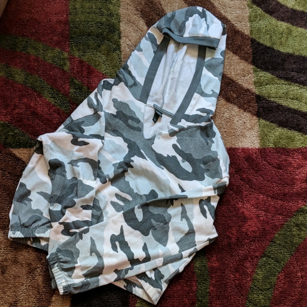 Cropped camo hoodie. Sale